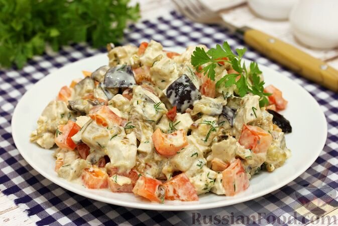 куриное филе, баклажан, перец болгарский, лук репчатый, зелень укропа, майонез, масло растительное, соль, перец чёрный молотый