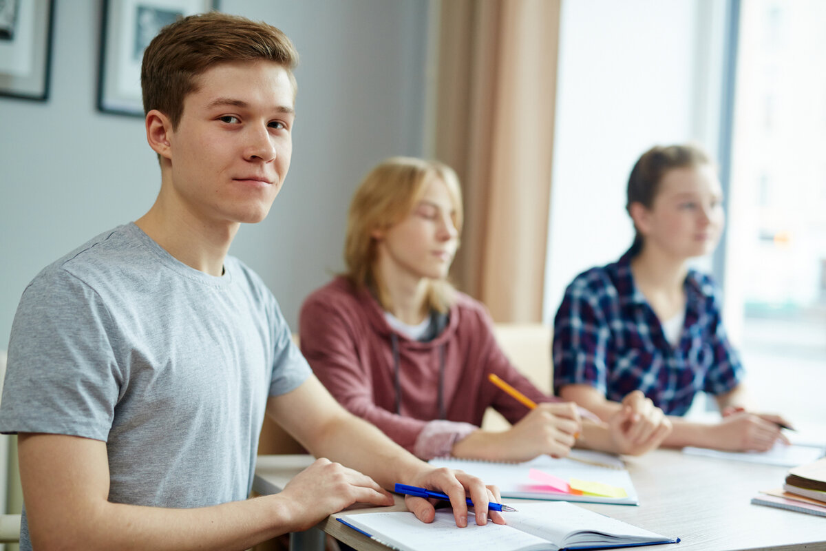 Lesson ed. Нервные подростки в колледже. Хромает на колледж. Тебя гнобят в колледже. Сколько лет уиьббсяв колледже.