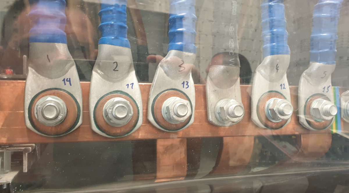 Видите проводки пляшут - 240 мм2. А потому что дырочка в наконечнике 16, а болтик 10.. Берите болтики по размеру..