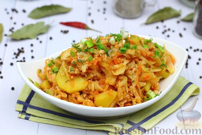 капуста белокочанная, фарш мясной, картофель, лук репчатый, морковь, томат-паста, масло растительное, соль, перец чёрный молотый, зелень, вода