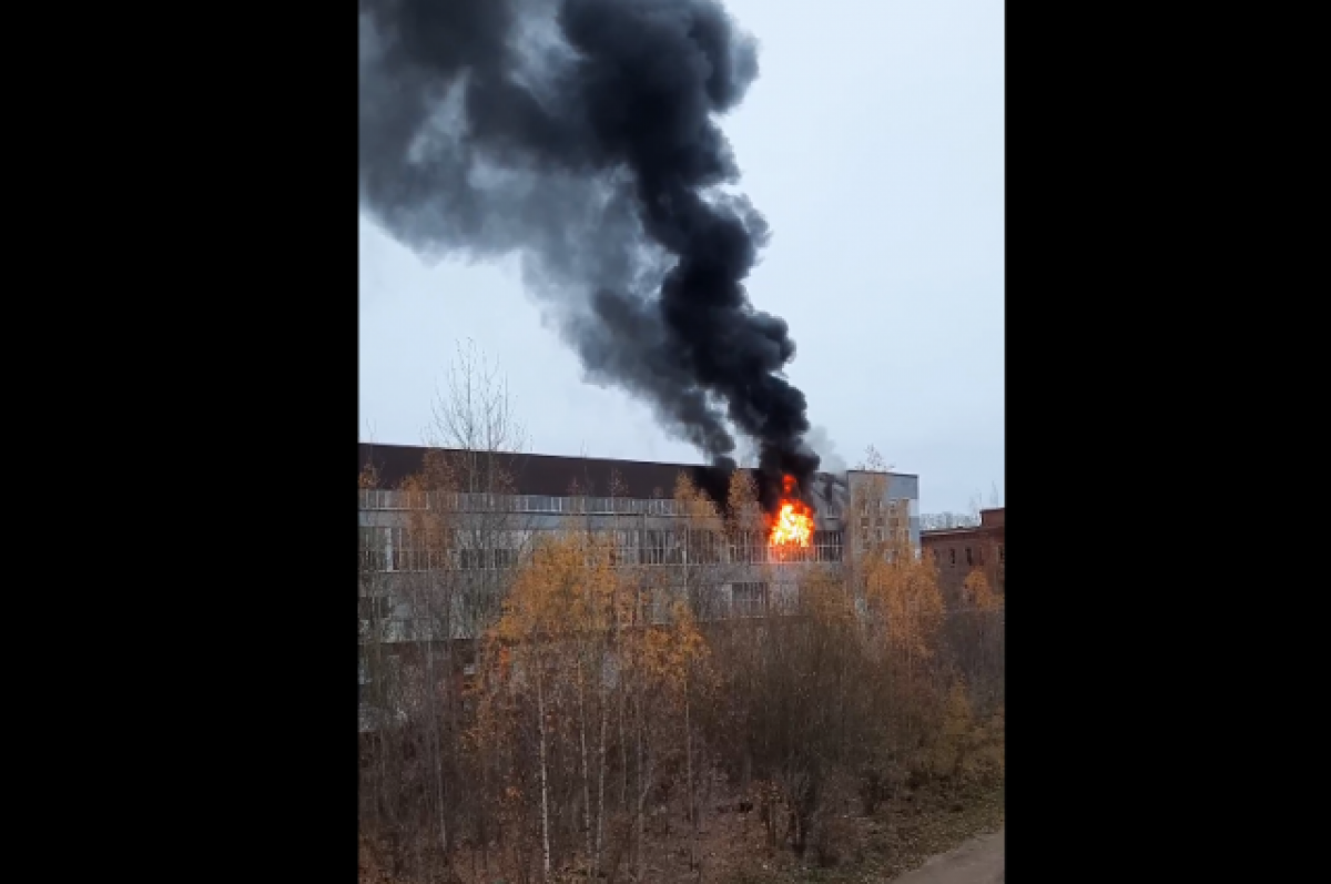 Видео пожар в твери. Пожар во дворе Пролетарки Тверь. Пожар во дворе. Пожар в офисном здании. Пожар в Твери дом.