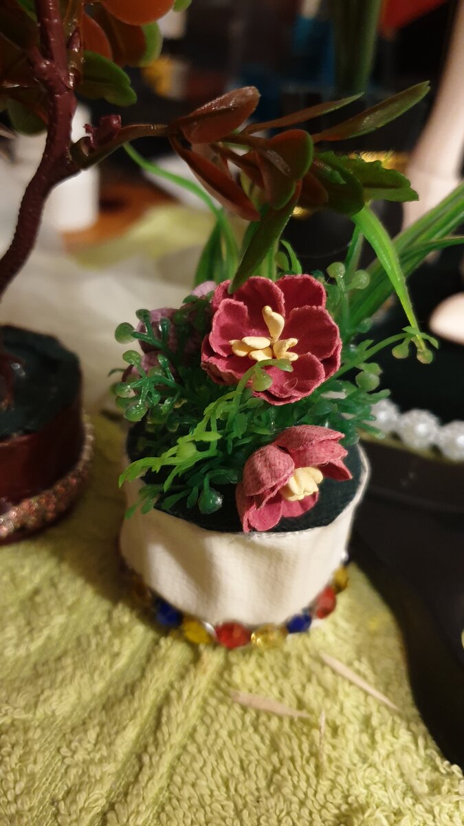 Собственно, цветы для аквариума, как выяснилось, плохо реагируют на горячий клей и пытаются расплавится. Действительно, с чего бы?