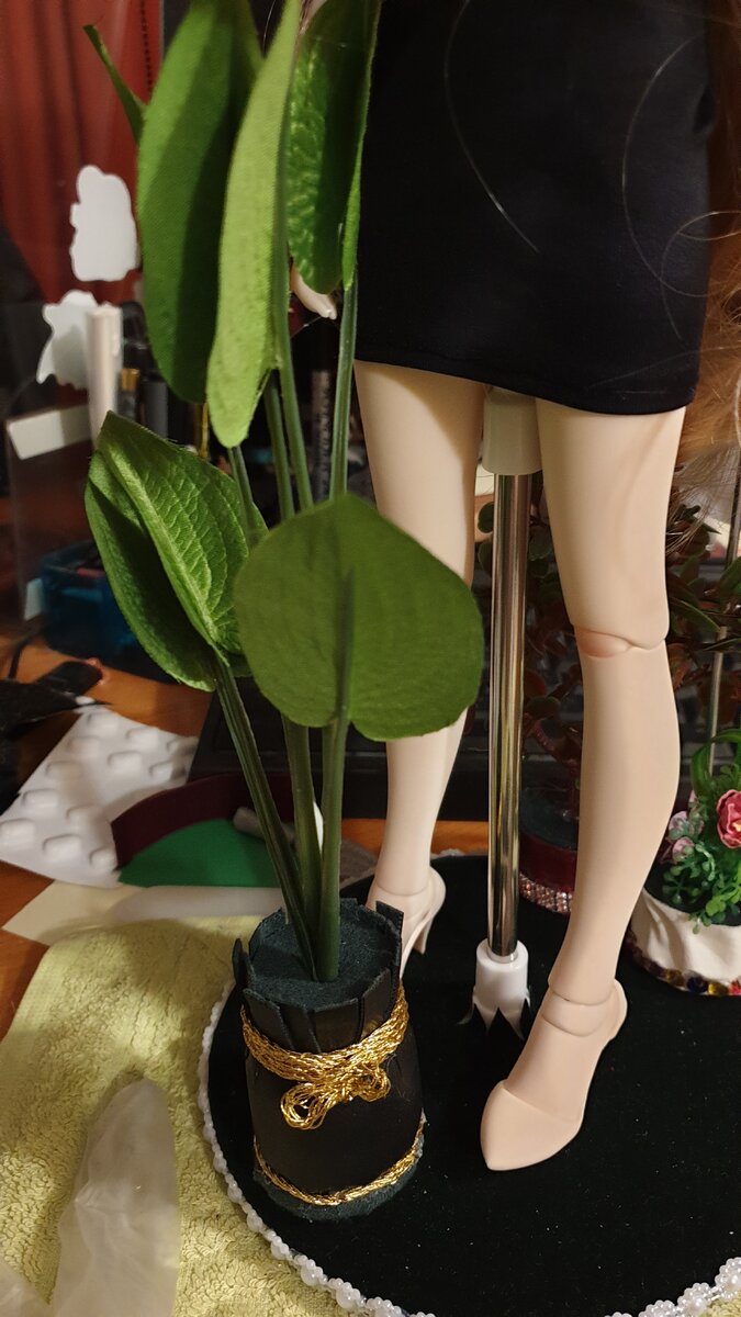 В качестве горшков в дело пошли пузырьки от таблеток. 