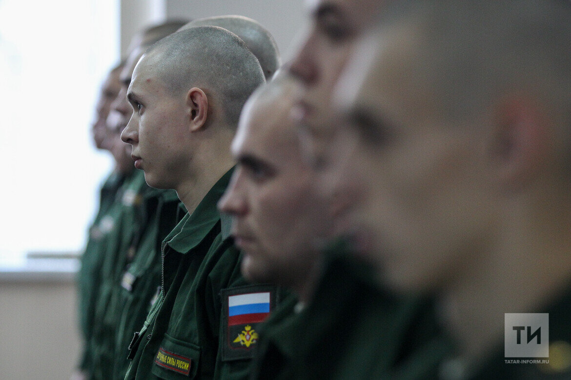 ​«Все военно­служащие по призыву, срок службы которых истек, будут уволены и свое­временно направлены к местам проживания». Фото: © «Татар-информ»