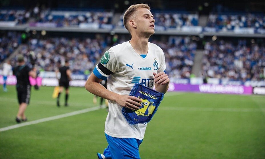    Даниил Фомин выводит «Динамо» на игру. Фото: ФК «Динамо»