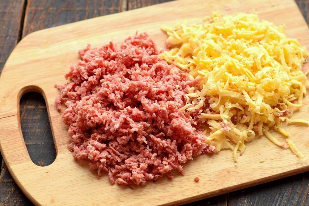 1. Подготовьте необходимые продукты по списку. Колбасу натрите на крупной терке. Сыр твердых сортов измельчите подобным образом.