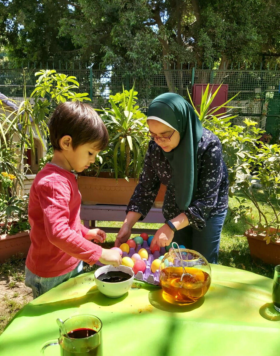 Красим яйца на Пасху в садике Египта