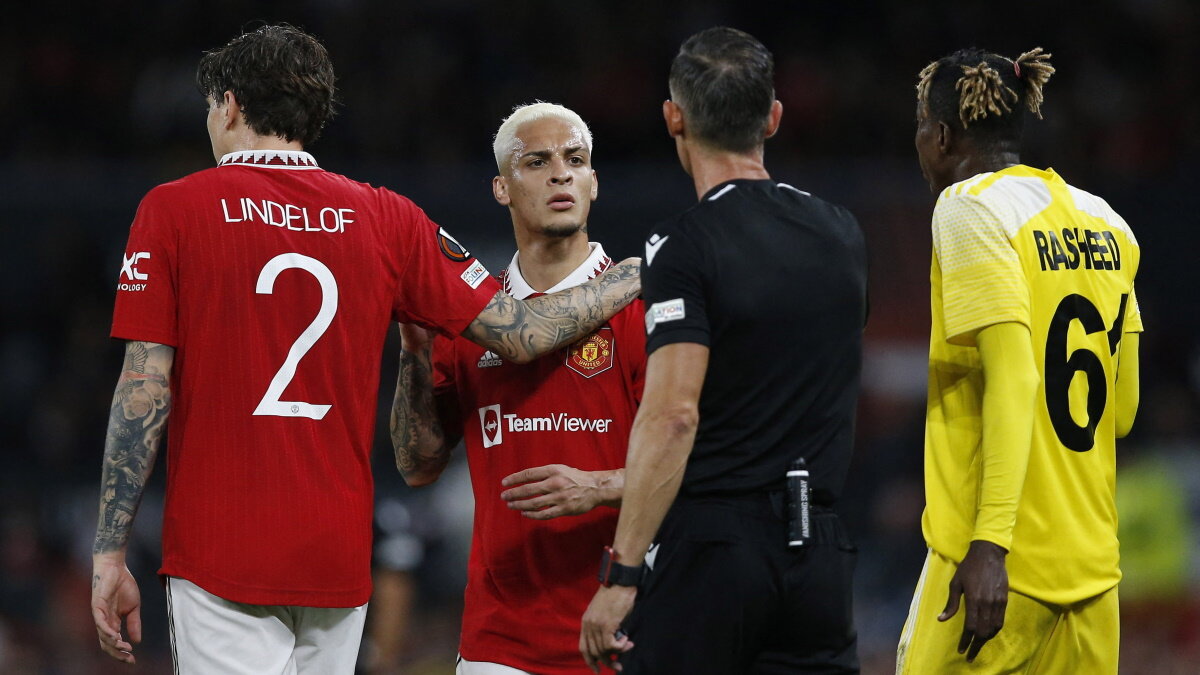    Бразилец Антони общается с судьей в матче "Манчестер Юнайтед" - "Шериф". Фото: REUTERS