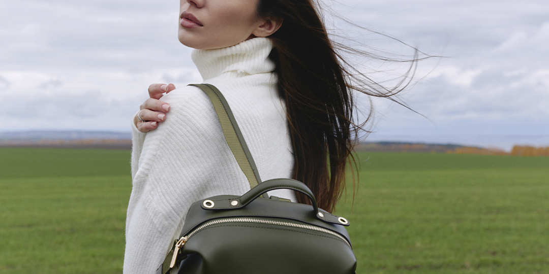 Рюкзак: с чем носить и как выбрать. 5 стильных образов 2022/23