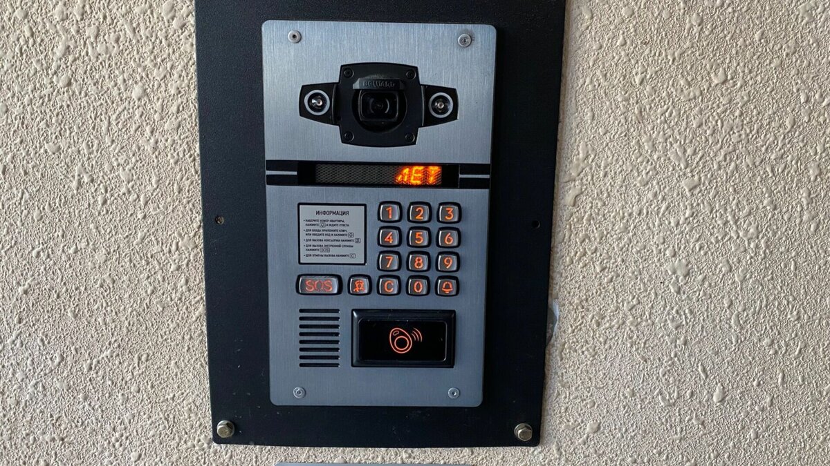     В Набережных Челнов жительница дома 48/18 рассказала, что им предложили установить умные домофоны за 18 тысяч рублей. В социальных сетях она уточнила, что соседи надеялись на бесплатные работы.