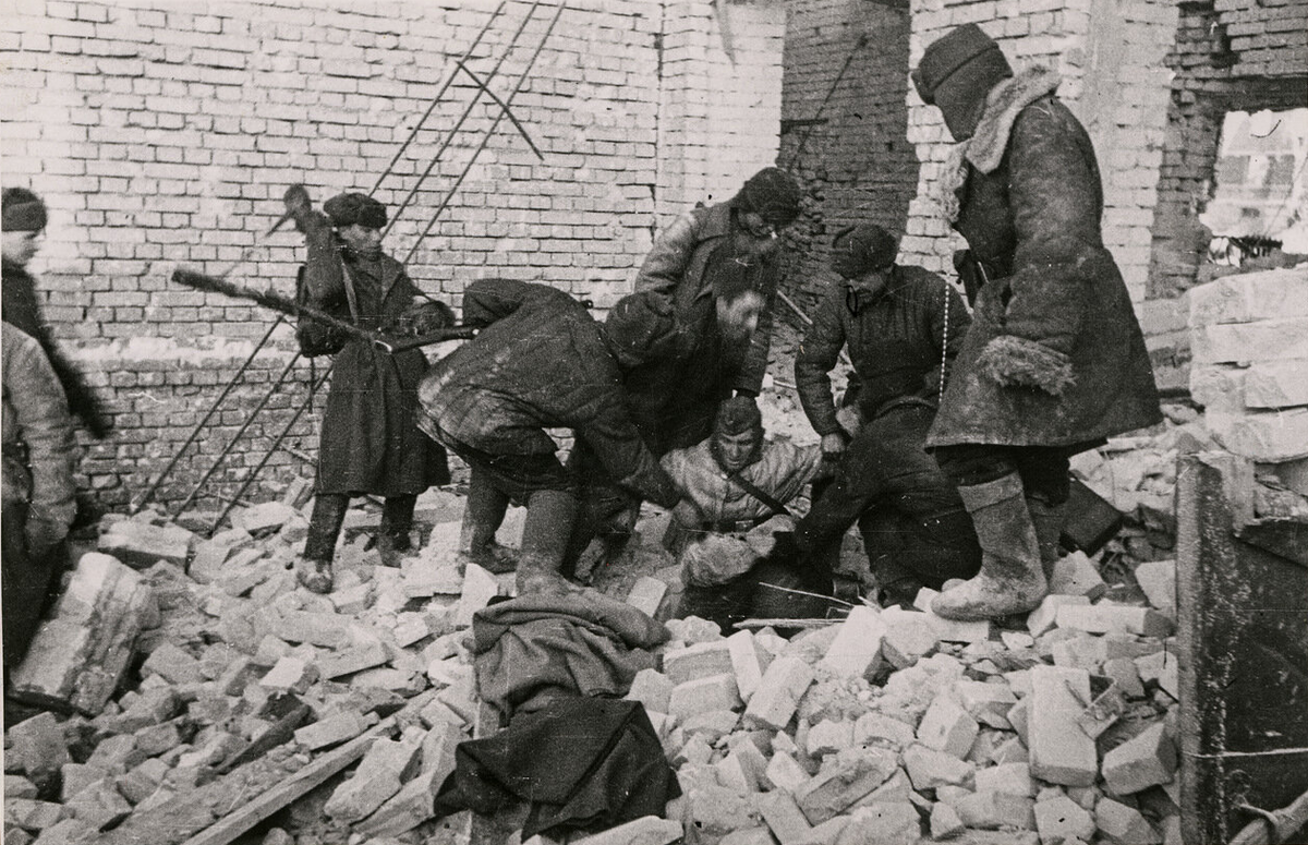 Советские солдаты вытаскивают последних немцев, засевших в развалинах Фотограф Я.И. Рюмкин Сталинград. Январь 1943 г.