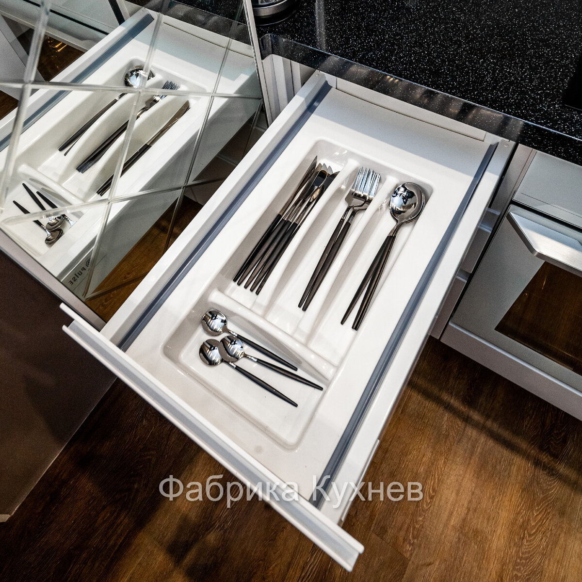 На фото работы, выполненные фабрикой Кухнев (листайте галерею)