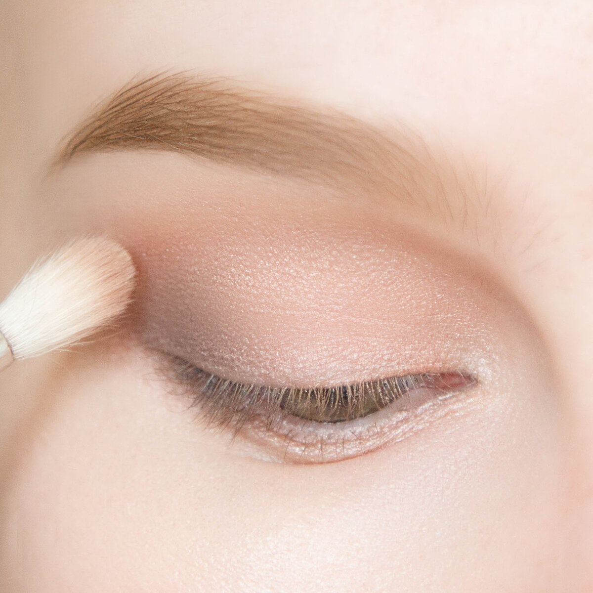 макияж нюдовый смоки. макияж с бежевыми тенями. бежевые тени. бежевые перламутровые тени. нюдовый смоки.