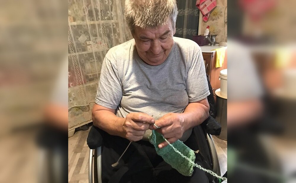    Василий Сизов уже научился вязать шарфы, джемпера, носочки и варежки Анастасия Красушкина