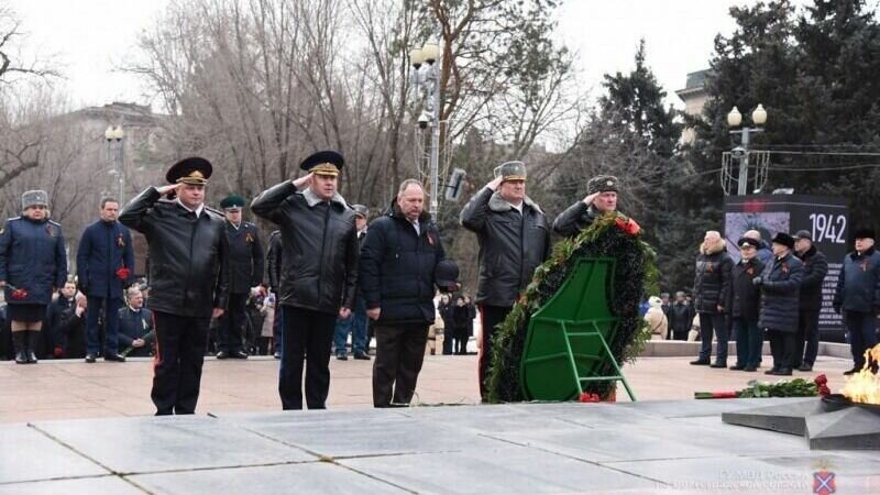     Сегодня в городе-герое Волгограде стартовали праздничные мероприятия в честь 80-летия Победы разгрома немецко-фашистских войск под Сталинградом. Дань памяти павшим и выжившим героям отдали представители силовых ведомств.