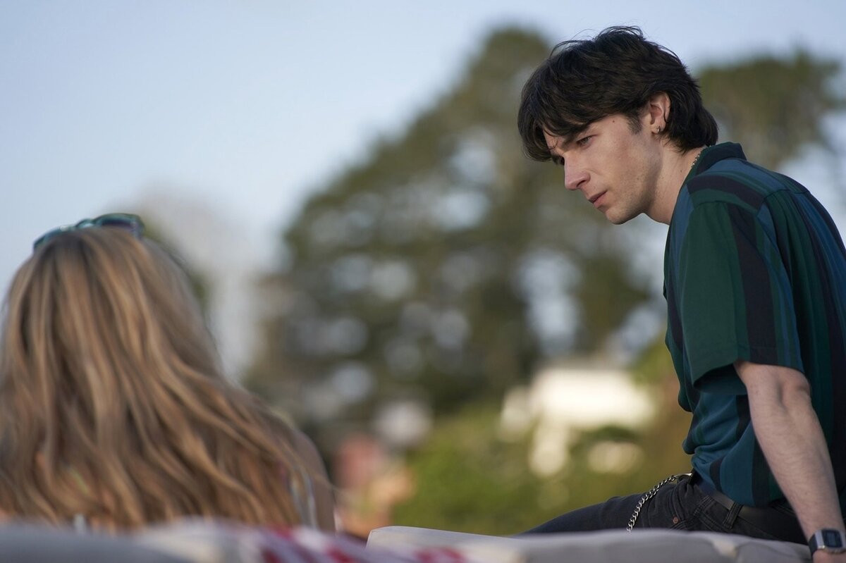 Марк Маккенна в роли Саймона