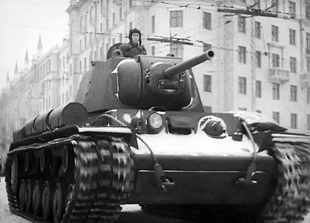 Танк кв-1 в Москве 1941