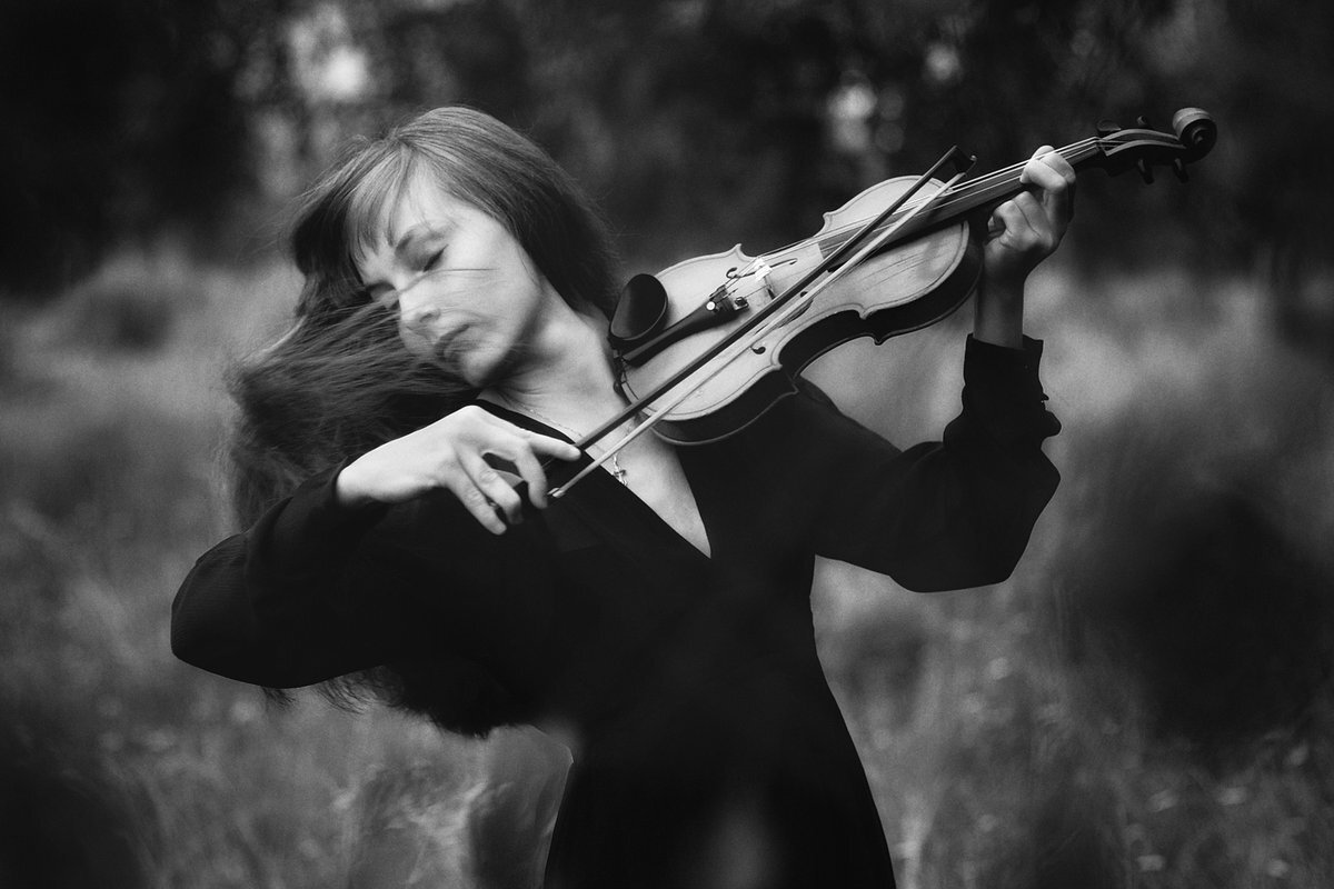 Песня саруханова скрипка. Скрипка. Женщина со скрипкой. Человек со скрипкой. Красивая девушка со скрипкой.