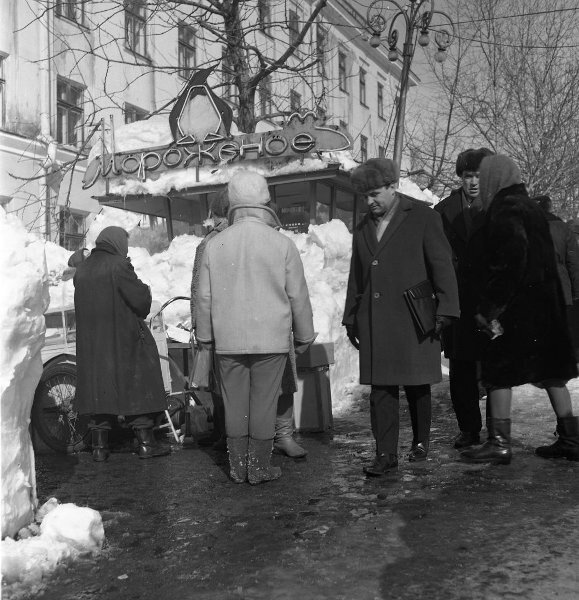Снежные заносы в городе. Юрий Садовников, 1968 год, Сахалин о., г. Южно-Сахалинск, МАММ/МДФ.