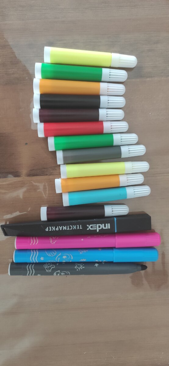 Постоянно новые и новые засохшие фломастеры.