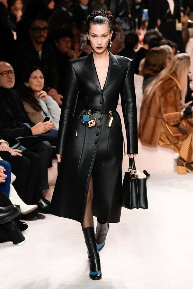 Фото-материалы взяты с источника https://joy-pup.com/fashion/kozhanye-plashchi/