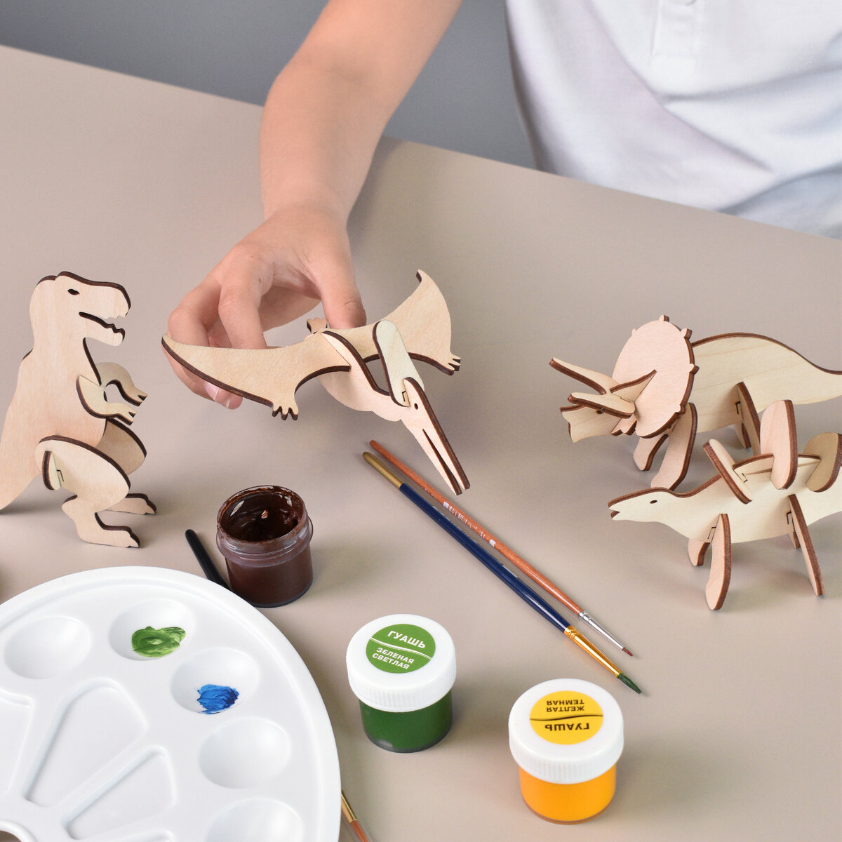 Простой конструктор для самых маленьких "Изучаем динозавров". Готовые модельки отлично подходят для детского творчества: росписи, выжигания или аппликаций. Попробуйте: на Wildberries (18597905), Ozon (223933569)