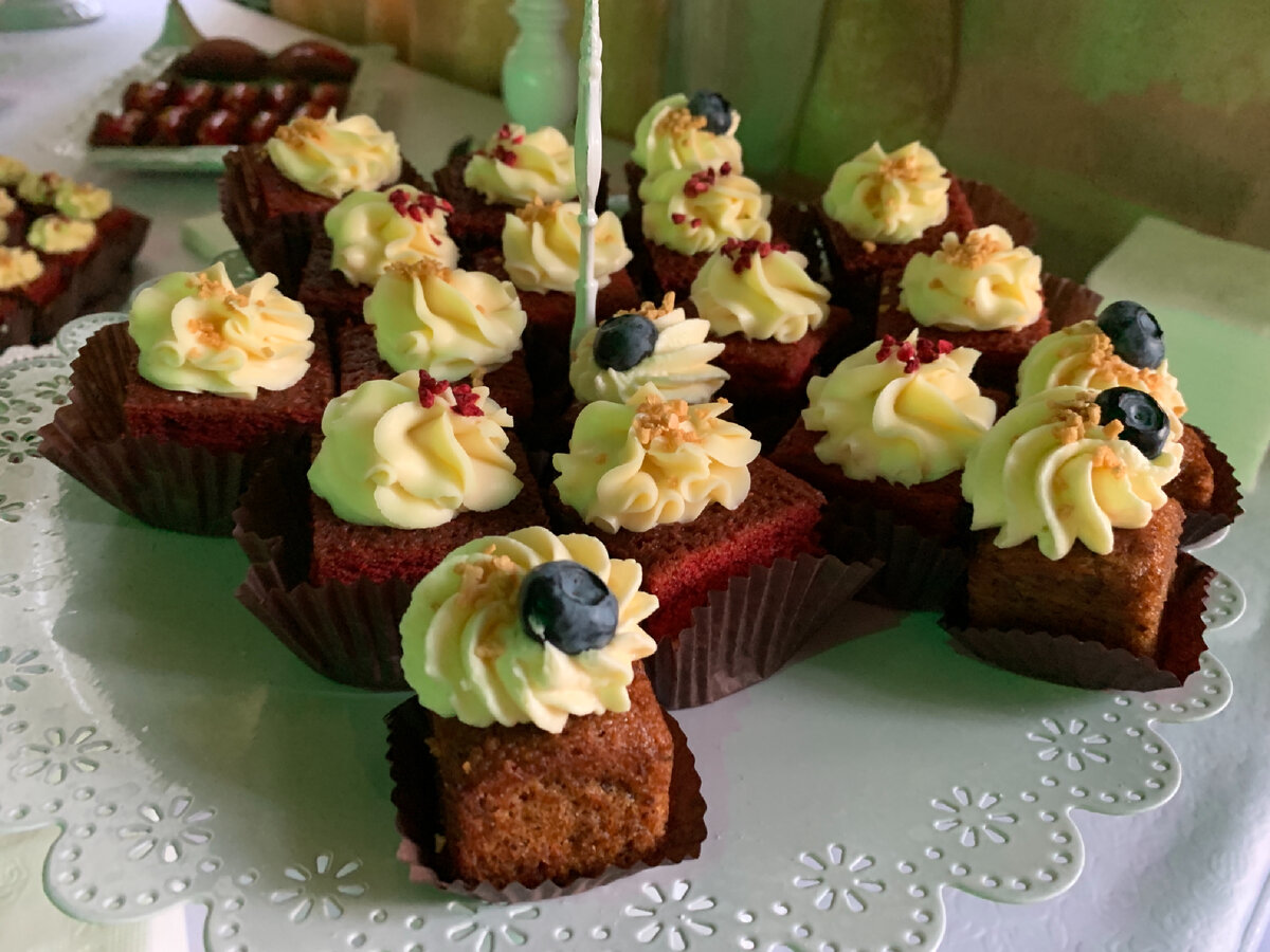В наше время мы часто переедаем из-за вкусовых излишеств. Фото автора 
