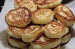 ПОШАГОВОЕ ПРИГОТОВЛЕНИЕ

ШАГ 1:
Подготовить необходимые продукты. Кефир и яйцо достать из холодильника заранее.
ШАГ 2:
Смешать яйцо с сахаром и солью. Сильно взбивать не надо, просто размешать, чтобы сахар и соль растворились.
ШАГ 3:
В микроволновке или на плите слегка подогреть кефир /до первого "булька": видна сыворотка, но чтобы не пошёл хлопьями/.
ШАГ 4:
В яичную смесь, постоянно помешивая, постепенно вливать тёплый кефир.
ШАГ 5:
Просеять отмеренное количество муки в отдельную миску.
ШАГ 6:
В жидкую смесь небольшими порциями /по 2 ст.л. с большой горкой/ вводить муку и вмешивать венчиком в одном направлении, замесить густое, однородное тесто.
ШАГ 7:
Тесто не должно свободно скользить с ложки, а должно Лениво Сползать. /Если жидковато - добавить муки, если сильно густое - кефира, но очень по-малу, чтобы уловить нужную консистенцию./
ШАГ 8:
И только теперь, поверх теста просеять Соду. Тщательно, но быстро вмешать её в тесто. /Сразу же начинают появляться пузырьки - это кефир гасит соду, тесто становится воздушным, пористым, лёгким./ Если будут вводиться добавки /изюм, ваниль.../, то делать это сейчас.
ШАГ 9:
Сода сделает тесто легче и чуть жиже. Разливать такое тесто станет удобнее.
ШАГ 10:
Дать тесту постоять 10 - 15 минут /до активного появления пузырьков/,чтобы мука успела разойтись и пузырьки воздуха напитали её кислородом. Больше тесто Не перемешивать, в ложку набирать аккуратно с краю.
ШАГ 11:
На хорошо прогретую сковороду влить 3 ст.л. растительного масла и прогреть его, убавить нагрев до умеренно - среднего. Столовую ложку окунуть в растительное масло и зачерпнув тесто, выкладывать его, помогая чайной ложкой, либо влажным пальцем. Жарить до румяного состояния снизу и до появления дырочек сверху.
ШАГ 12:
Затем перевернуть и обжарить с другой стороны. Масло подливать через раз, и так дожарить всё тесто.
ШАГ 13:
Готовые оладьи выкладывать на бумажное полотенце, чтобы впиталось излишнее масло. Подавать горячими со сметаной, мёдом, сгущёнкой, вареньем и конечно чаем. Приятного аппетита !