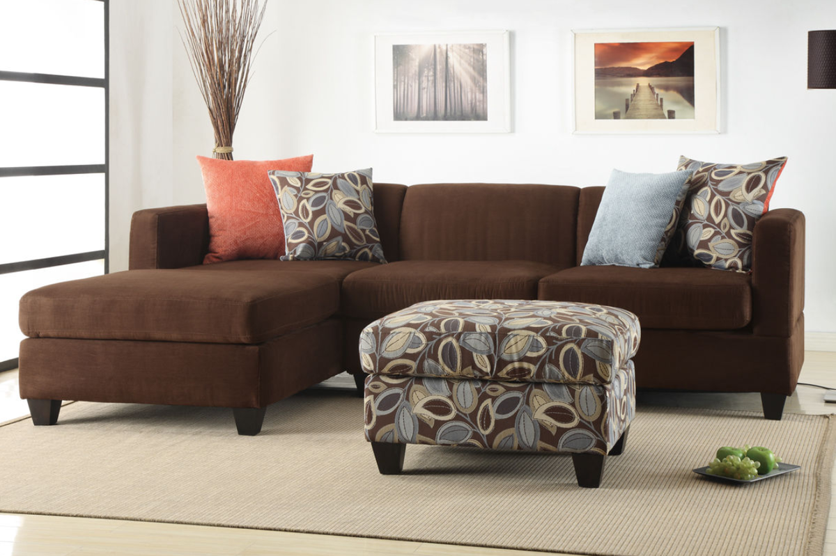 Фото дивана с подушками. Коричневый диван. Подушка для дивана. Подушки на диван в интерьере. Диван шоколадного цвета.