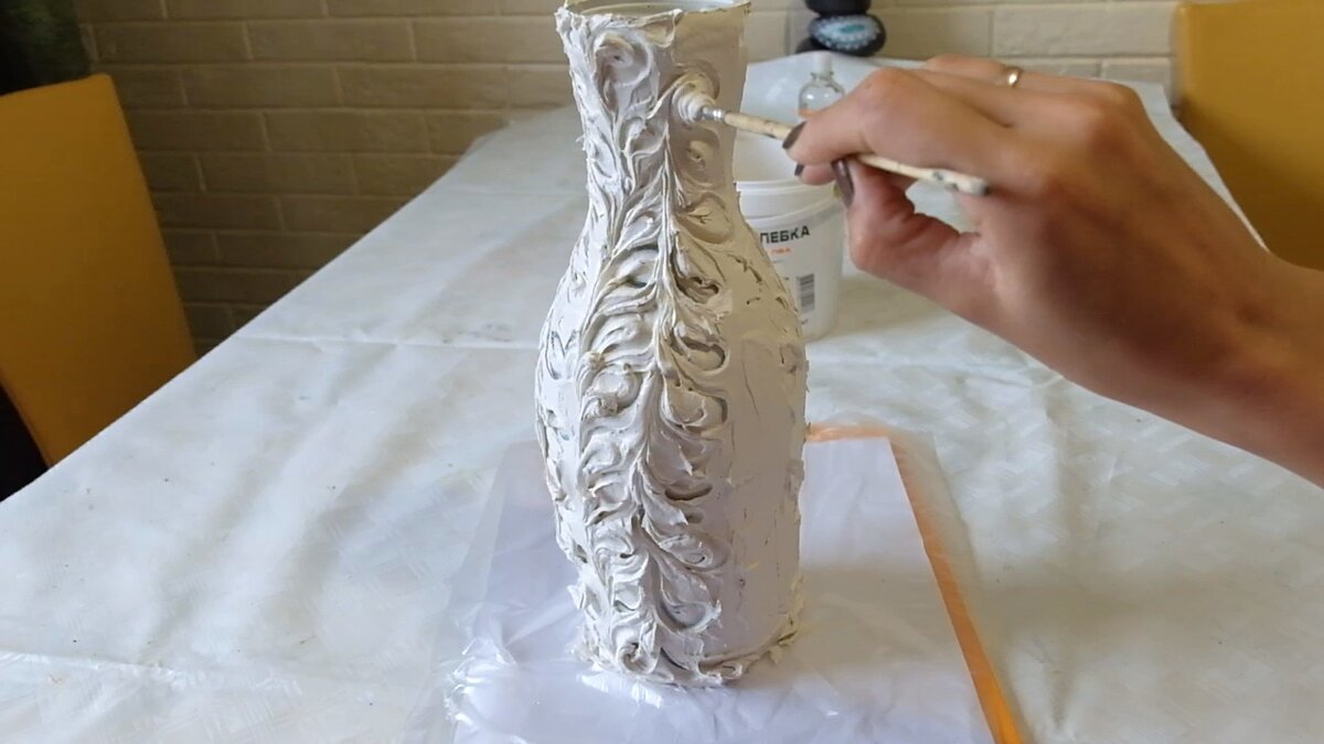 Сделал 2 шикарные вазы из пластиковой бутылки, папье-маше и шпаклевки | Страна Мастеров