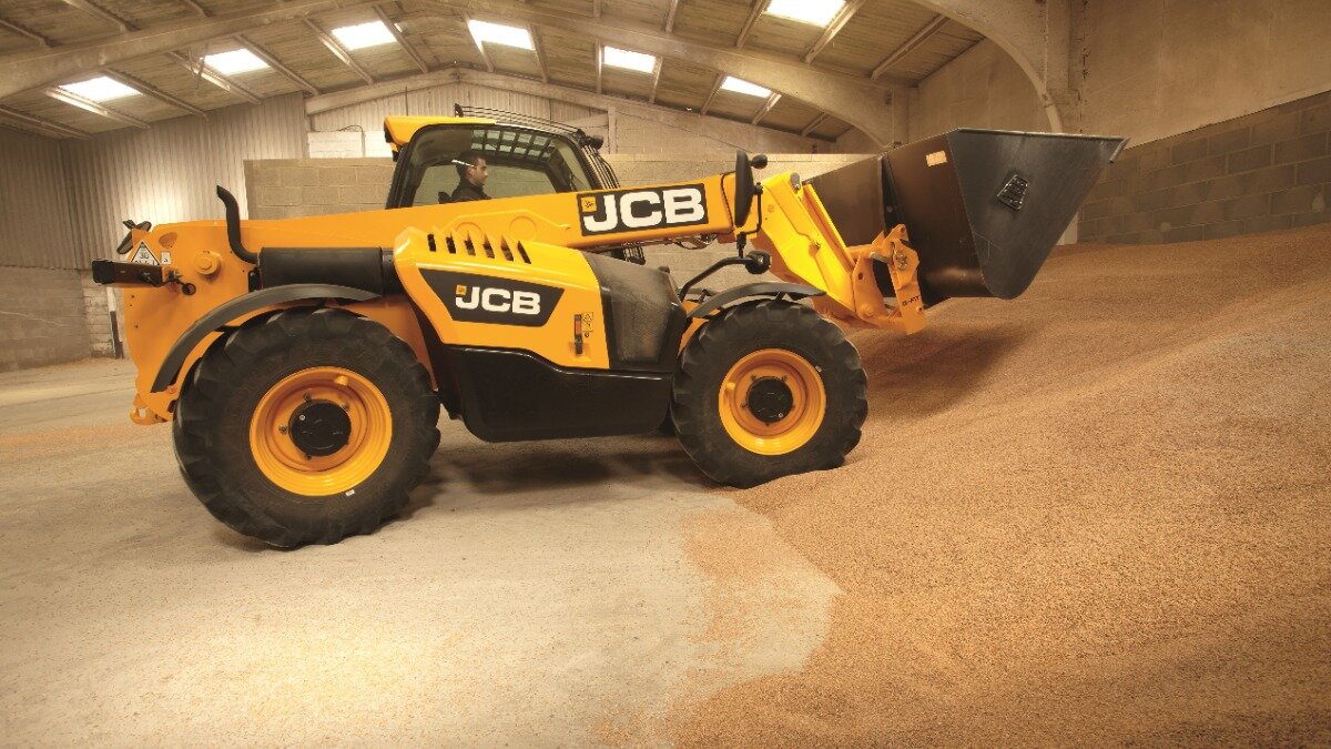 JCB представит флагманские погрузчики в рамках масштабного автопробега в АПК 