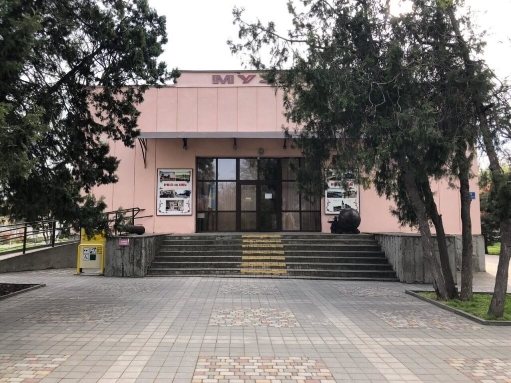 Краткое описание
Анапа — это небольшой, но очень известный город на юго-западном берегу Краснодарского края. Его население составляет примерно 95 тыс.-10