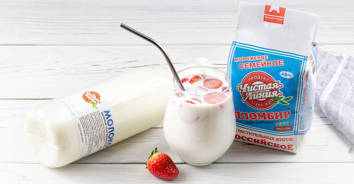 Вариант сервировки молочного коктейля с клубникой: Молоко и мороженое пломбир «Семейное» ванильное от компании «Чистая Линия»