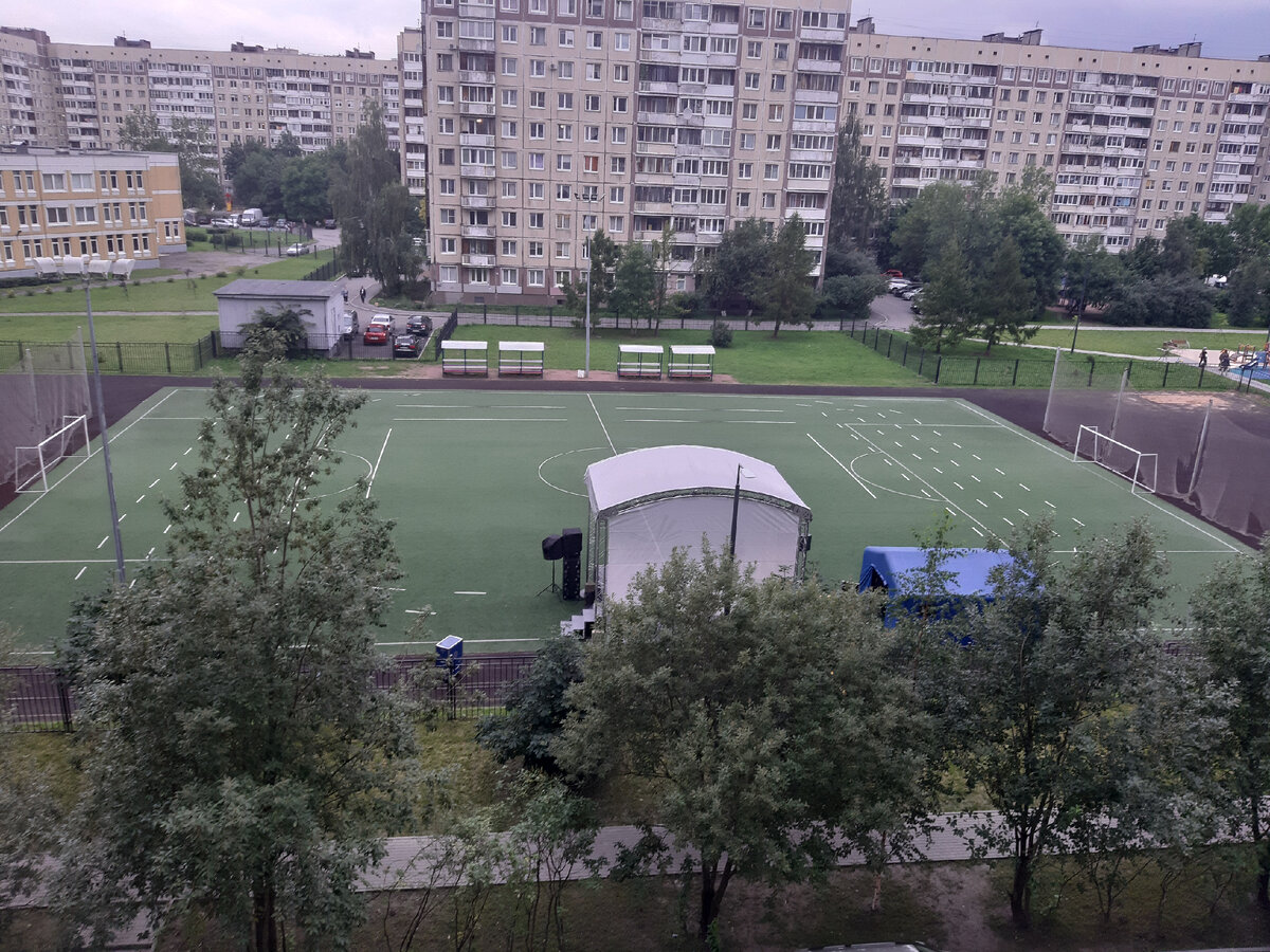 Вид из окна, с вечера готовят сцену и разметку ,кому где стоять