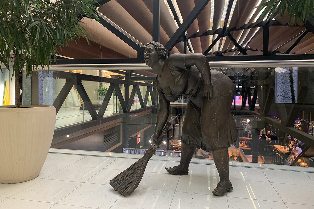 Уборщица, водолаз и метростроевец: топ-7 памятников профессиям в Москве ...