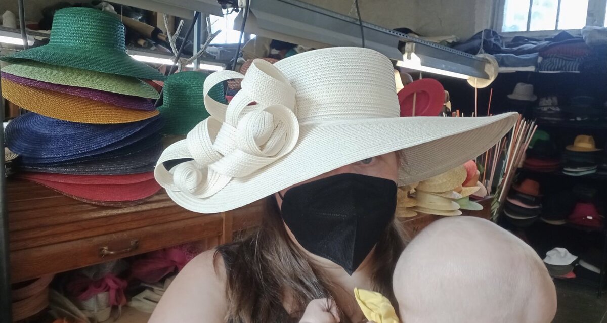 «Церемониальная» соломенная шляпа для торжеств — свадьбы, крестины. Мероприятия часто проводятся под открытым небом на солнцепеке, поэтому шляпа стала неотъемлемым атрибутом торжественного костюма. 