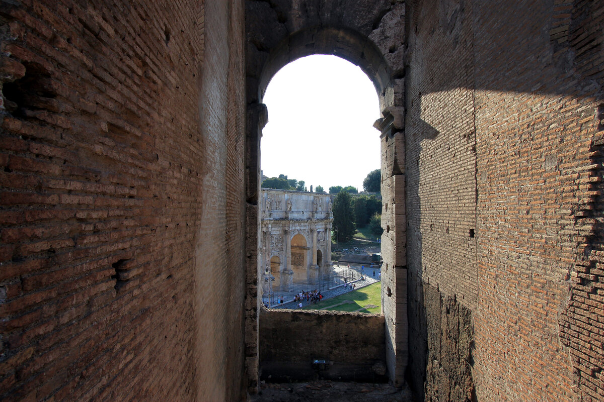 Вид на арку Тита со стен Колизея