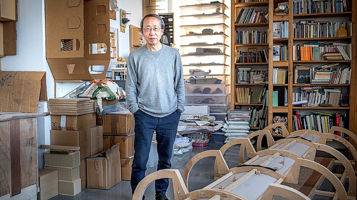 Хуан Юнпин в мастерской в Париже во время работы над последним проектом. Источник publicartagencysweden.com