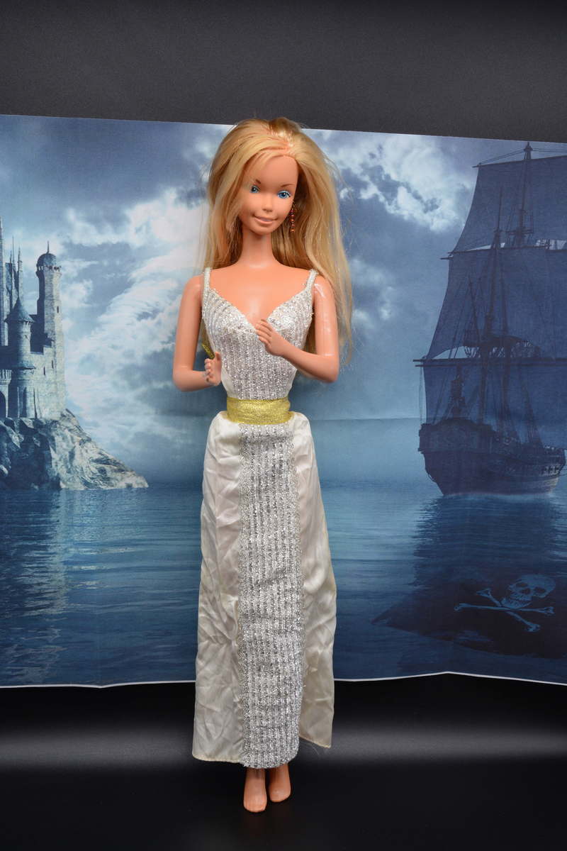 Вот так фотофон оказался мельче куклы;)