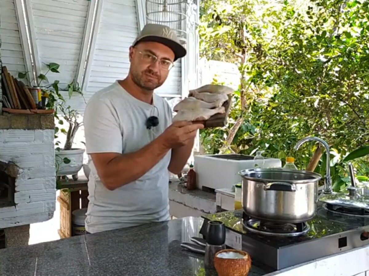 Вымойте и обсушите курицу, на ней не должно остаться воды.