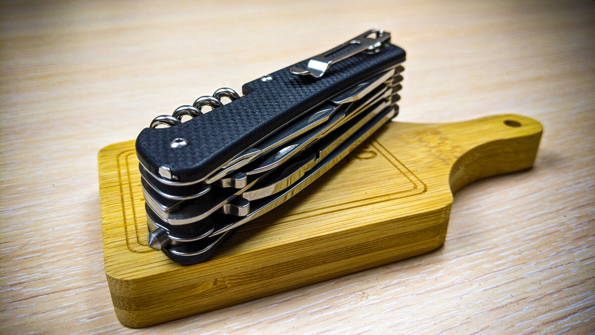 накладки ножа ruike L51 выполнены из G10 и крепятся на винтах