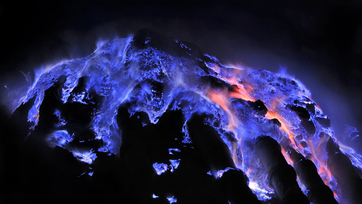 Лава синего цвета вулкана Кава Иджен