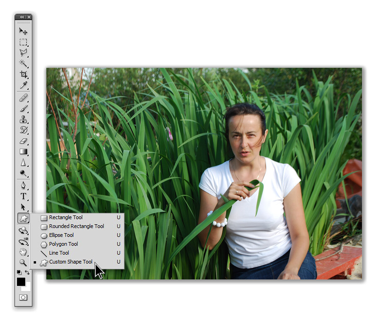 Перейдите к панели инструментов и выберите инструмент Custom Shape (Произвольная фигура), как показано на фото-образце.
