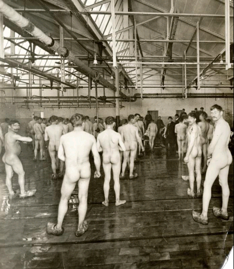  1919 год, Нидерланды. Французы и британцы, вернувшиеся из германского плена после Первой мировой войны, проходят дезинфекцию (помывку при санитарной обработке) в помещении фабрики в Твенте.