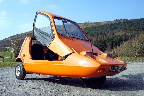 Годы выпуска: 1970 – 1974;• Количество произведенных автомобилей: 2 270;• Двигатели: 0,7 л (29 лошадиных сил);• Вместимость: 2 человека;• Разгон до 100 км/ч: 23,2 секунды;• Страна производитель: Великобритания;• Цена: 1 500$.Двухместная трехколесная модель имела одну верхнеподвесную дверь. По сути, чтобы попасть внутрь машины, надо было поднять верхнюю часть кузова. Несмотря на скромные габариты, каждый экземпляр автомобиля комплектовался запасным колесом. Несколько Bong Bug 700E был выпущены специально для рекламы табачной компании Rothmans.