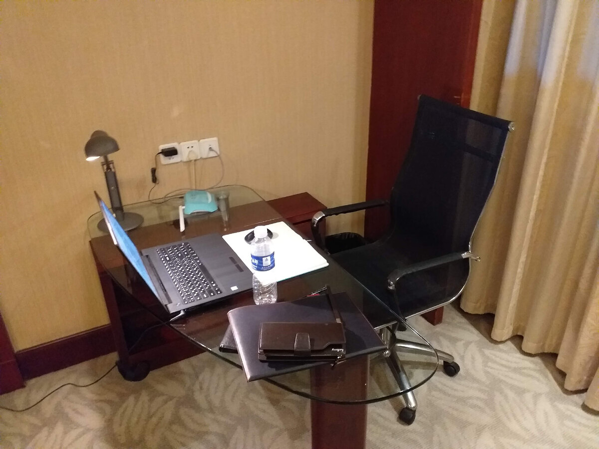 Рабочее место в командировке это самый большой плюс номеров