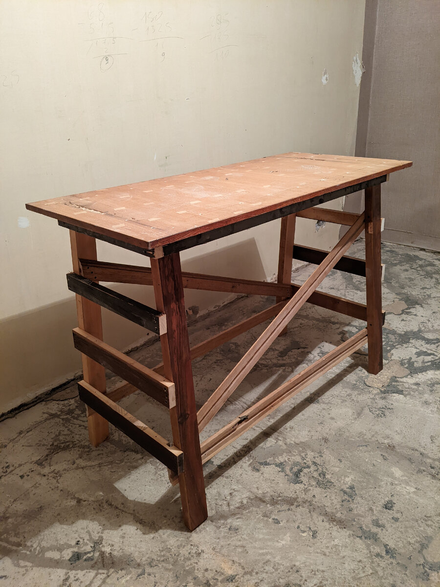 Деревянные подмостья из старой мебели