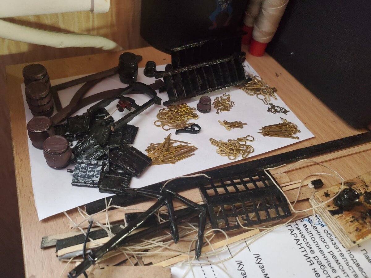 Все детали подготовлены и окрашены, что то черной краской, что то коричневой