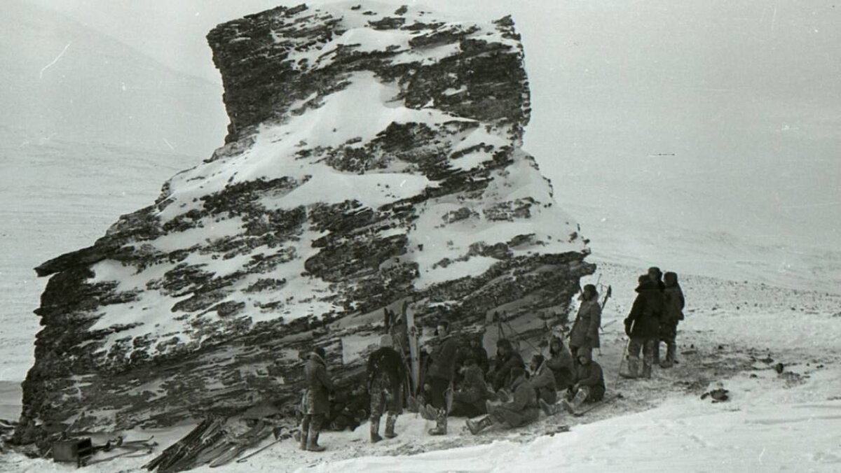 Поисковики у останца. Из открытого доступа.