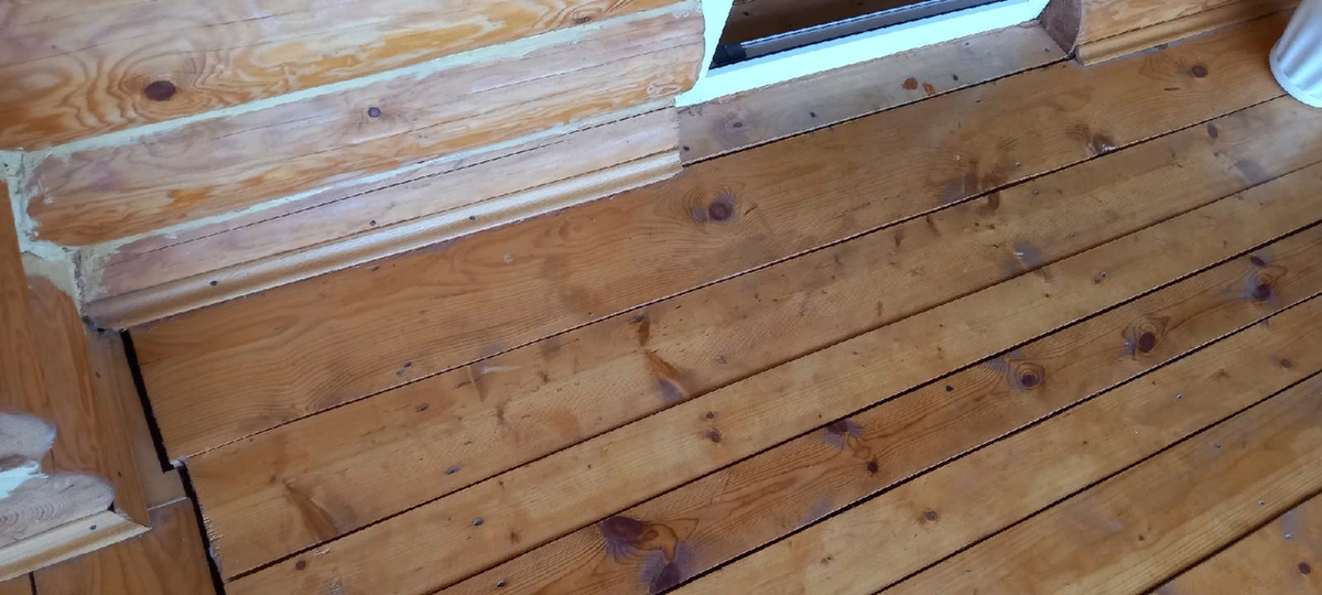 На полу у нас щели, да